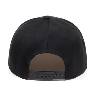 Rückansicht der schwarzen Snapback-Cap mit verstellbarem Kunststoffverschluss und Stofftextur