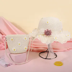 Dettaglio set cappello di paglia e borsa per bambini con margherite e fiocco in organza