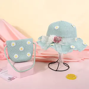 Dettaglio set cappello di paglia e borsa verde menta con ricamo a margherita e fiocco