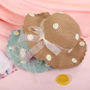 Dettaglio cappello di paglia con applicazione a margherita, pizzo e nastro d'organza
