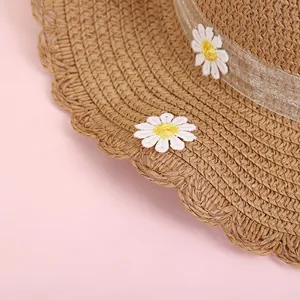 Cappello di paglia per bambini con applicazione margherita e tesa ondulata mare