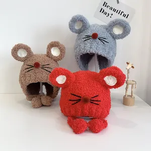 Détail de bonnets à oreilles pour bébé en peluche, coloris marron, gris et rouge