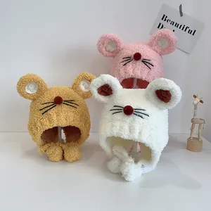 Trois adorables bonnets d'hiver en peluche pour bébés en forme de souris rose, jaune et blanc