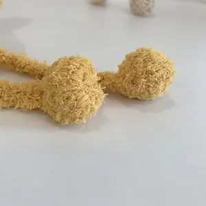Détail du tissu polaire teddy jaune pelucheux sur un bonnet d'hiver enfant