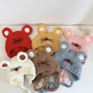 Vue à plat de bonnets de souris en peluche colorés pour enfants en diverses couleurs d'hiver