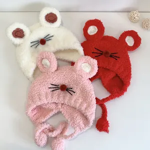 Vue détaillée de bonnets d'hiver en peluche pour bébé avec oreilles de souris et pompons