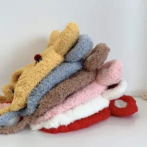 Détail de bonnets pour bébé en peluche douce avec oreilles mignonnes et couleurs variées