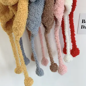 Collection de bonnets d'hiver en peluche pour bébé avec cache-oreilles et pompons