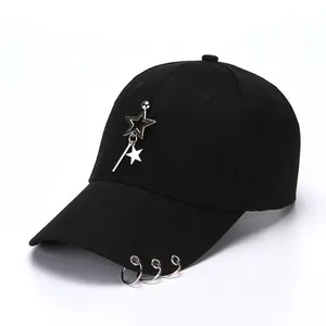 Berretto da baseball in cotone nero con stella in metallo argento e anelli punk
