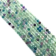 Vue détaillée de perles facettées en fluorite naturelle multicolore pour bijoux DIY