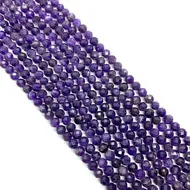 Vue macro de perles en améthyste violette de 6mm pour la création de bijoux