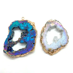 Pendenti in agata geode irregolare in bianco arcobaleno e blu-viola con bordo dorato