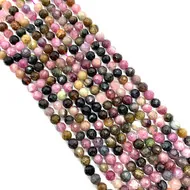 Gros plan de perles facettées en pierre naturelle de 6mm pour la création de bijoux DIY