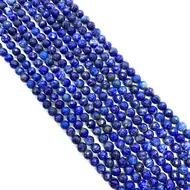 Détail macro de perles rondes en lapis-lazuli bleu naturel de 6mm pour bijoux DIY