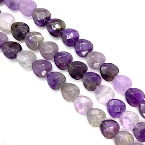 Macro-opname van gefacetteerde hartvormige amethist kralen van natuursteen voor sieraden