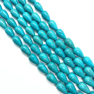 Fil de perles de turquoise en forme de goutte polie avec veines de matrice brunes