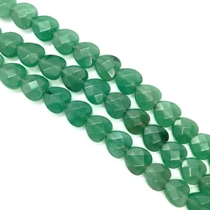 Macro-opname van gefacetteerde hartvormige groene aventurijn stenen kralen voor sieraden
