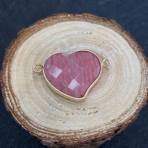 Roze natuurstenen hartvormige hanger met gouden rand en dubbele verbindingsogen