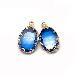 Dettaglio di pendenti ovali in cristallo blu con bordi dorati per la creazione di gioielli