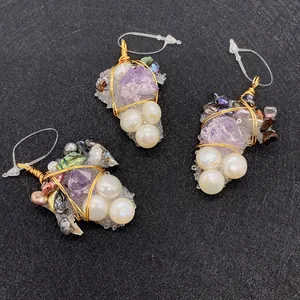 Trois pendentifs faits main en cristal violet et perles avec enroulement de fil doré