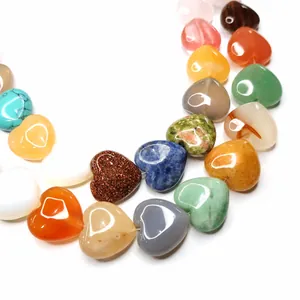 Nahaufnahme herzförmiger Natursteinperlen in verschiedenen Farben für DIY-Schmuck