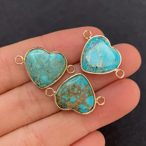 Detalle de conectores de corazón en turquesa con borde dorado para crear joyería DIY
