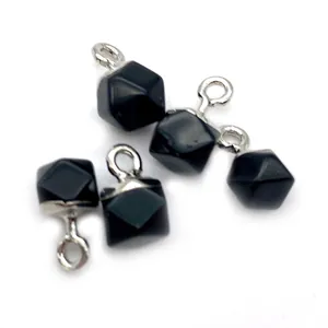 Set mit vier geometrisch facettierten Onyx-Anhängern mit silbernen Ringen für DIY-Schmuck