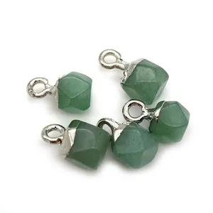 Set mit 5 facettierten grünen Aventurin-Natursteinanhängern mit silbernen Metallverschlüssen