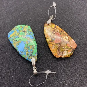 Vue macro de pendentifs en pierre goutte avec des textures uniques de turquoise et jaspe