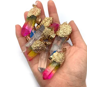 Pendentifs en cristal naturel à six pans avec capuchon doré présentés en main