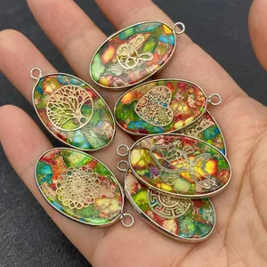 Détail de pendentifs ovales en pierre colorée avec motifs dorés d'arbre de vie et mandala