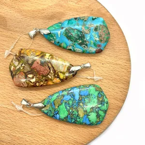 Trois pendentifs en pierre turquoise en forme de larme avec fermoirs argentés