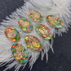 Détail macro de pendentifs ovales en pierre avec filigrane doré et cadre argenté