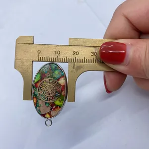 Mesure de la largeur du pendentif ovale en turquoise de 18 mm avec un pied à coulisse
