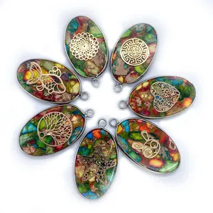 Pendentifs ovales en pierre naturelle avec motifs métalliques dorés en forme de poisson