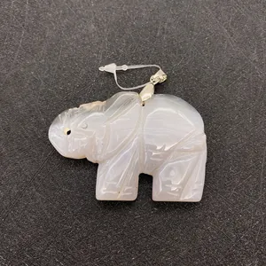 Détail macro du pendentif éléphant en agate naturelle avec textures grises uniques
