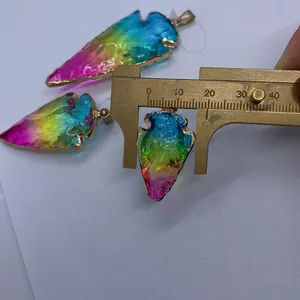 Medida detallada del ancho de 20mm para el colgante de flecha de piedra arcoíris y borde dorado