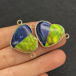 Primer plano de conectores de colgante de corazón de turquesa para joyería DIY
