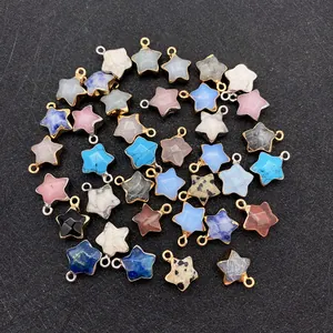 Détail de pendentifs étoiles en pierre naturelle avec bordure dorée pour bijoux DIY