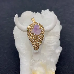 Ciondolo teschio di toro in acrilico con strass dorati e pietra ametista viola