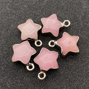 Vue détaillée de cinq pendentifs en pierre naturelle rose en forme d'étoile et bord en métal