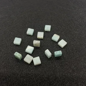 Primer plano de cuentas de piedra natural cuadradas de doble agujero y textura lisa