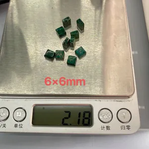 Vista de cuentas cuadradas de piedra natural verde de 6x6mm en una báscula para joyas