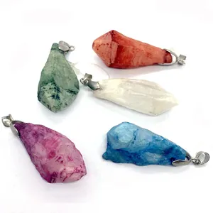 Set di cinque ciondoli in cristallo naturale irregolare con ganci in metallo in vari colori