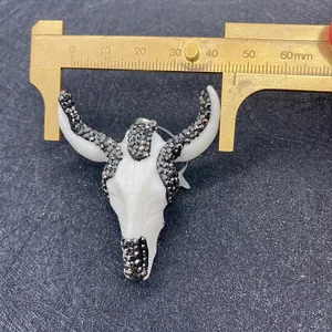 Detailaufnahme von Acryl Stierkopf Anhänger mit schwarzen Kristallen und 48mm Breite
