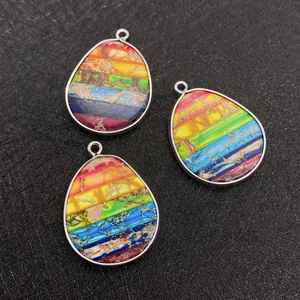 Detailopname van druppelvormige keizersteen hangers met levendige regenboogmozaïekpatronen