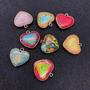 Ensemble de huit pendentifs en pierre en forme de cœur avec bordure en métal doré