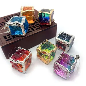 Kleurrijke kristallen kubushangers met gouden metalen frame voor doe-het-zelf sieraden