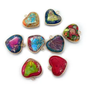 Huit pendentifs colorés en jaspe impérial en forme de cœur avec bords dorés et anneaux