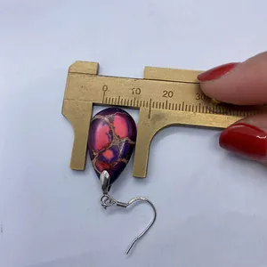 Makroaufnahme von 12mm Tropfenanhänger aus lila Marmorstein mit S925 Silberhaken